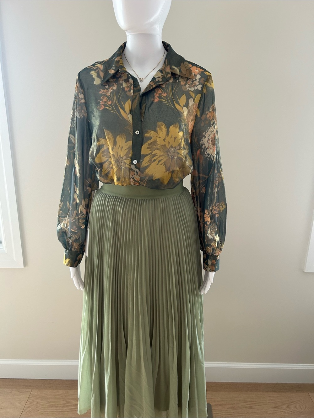 Aritzia Wilfred Twirl Skirt in Sage Frost 

New with Tags